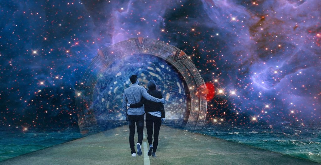 ein Paar läuft Arm in Arm durchs Sternentor
