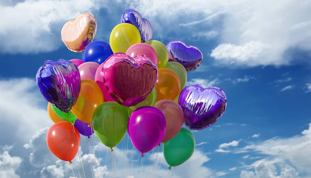 bunte Luftballons die in den Himmel steigen